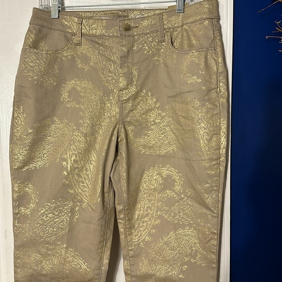 NWT Chico’s Tan & Gold Paisley Perfect Stretch Girlfriend Slim Ankle Jeans Sz 10 - Picture 2 of 12